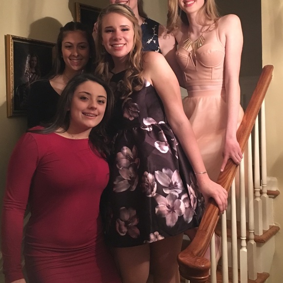 ❗️MAKE AN OFFER❗️Lulus Backless Halter Dress - Picture 4 of 4