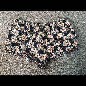 Shorts with flower print perfect for the summer!