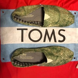 New with dust bag Toms
