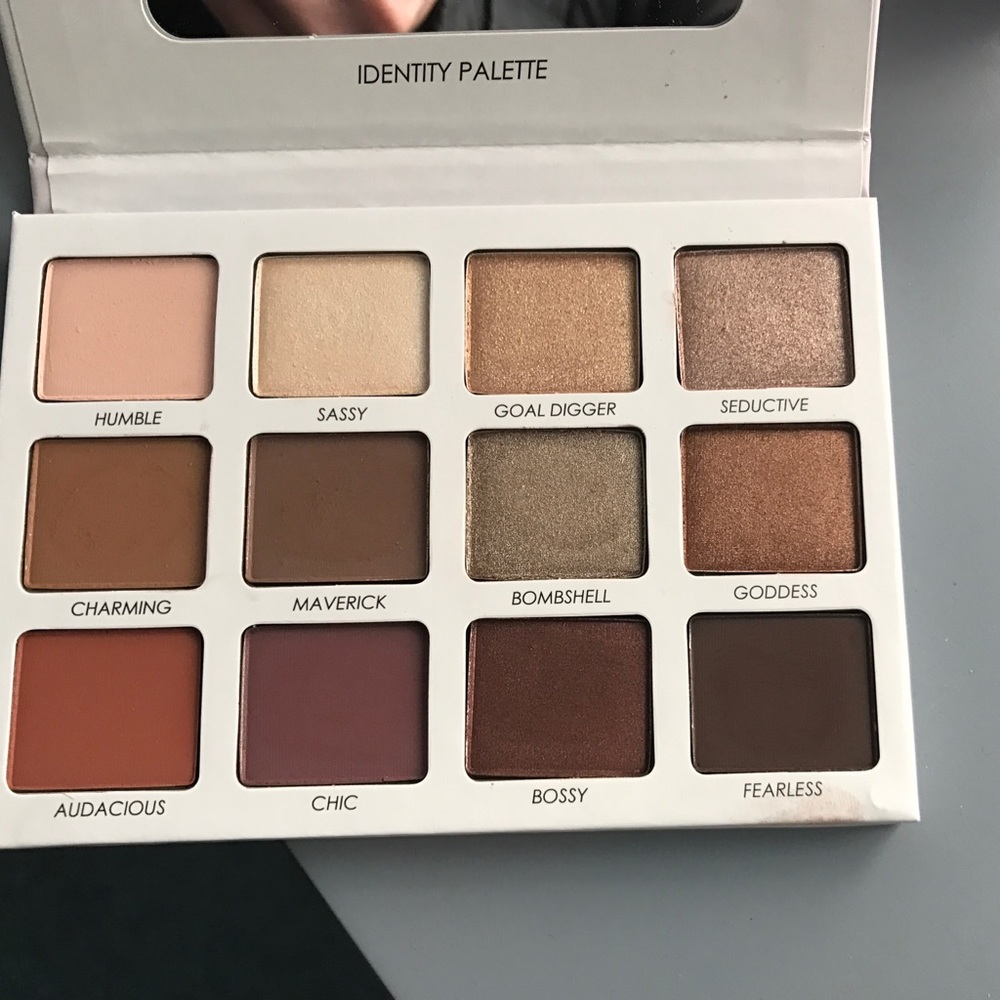 Pérsona identity palette