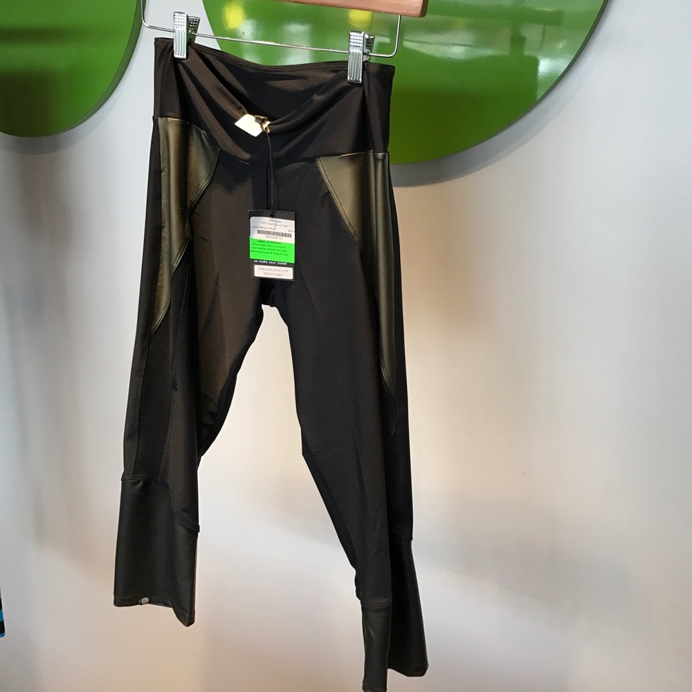 Onzie Cut out Capri