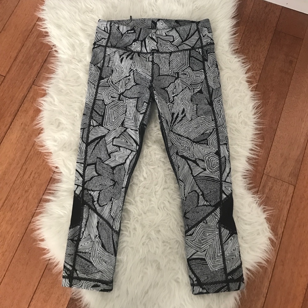 Lululemon Black & White Wunder Under Crop