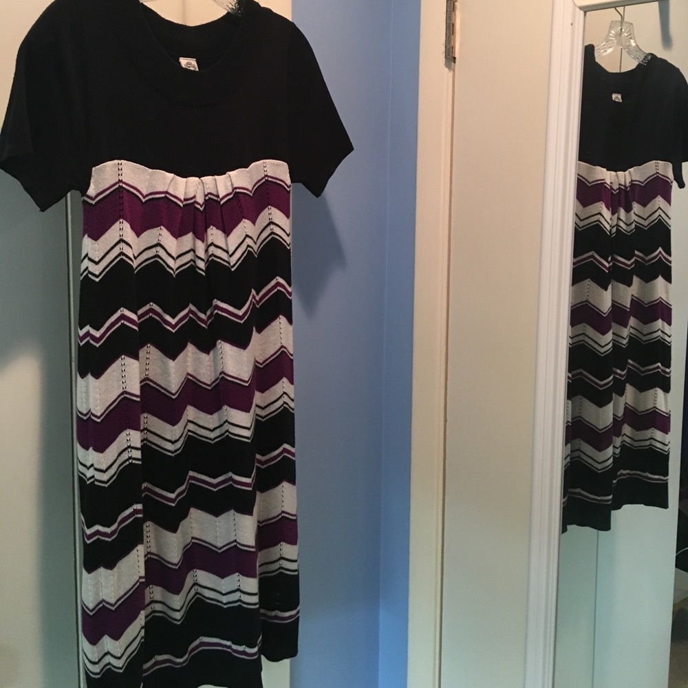 Short-sleeve lined chevron sweater dress