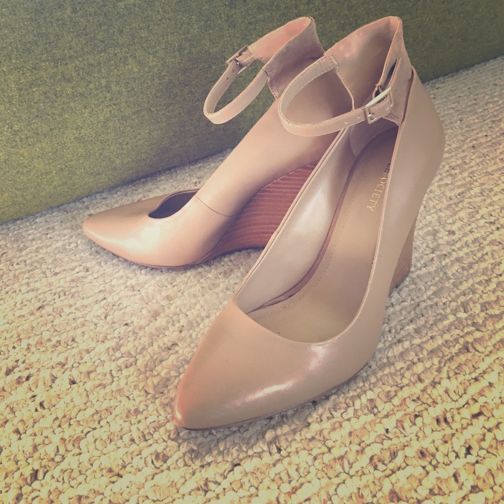 BCBGeneration nude wedges