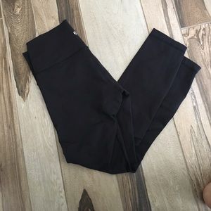 BLACK LULULEMON LEGGINGS (full)