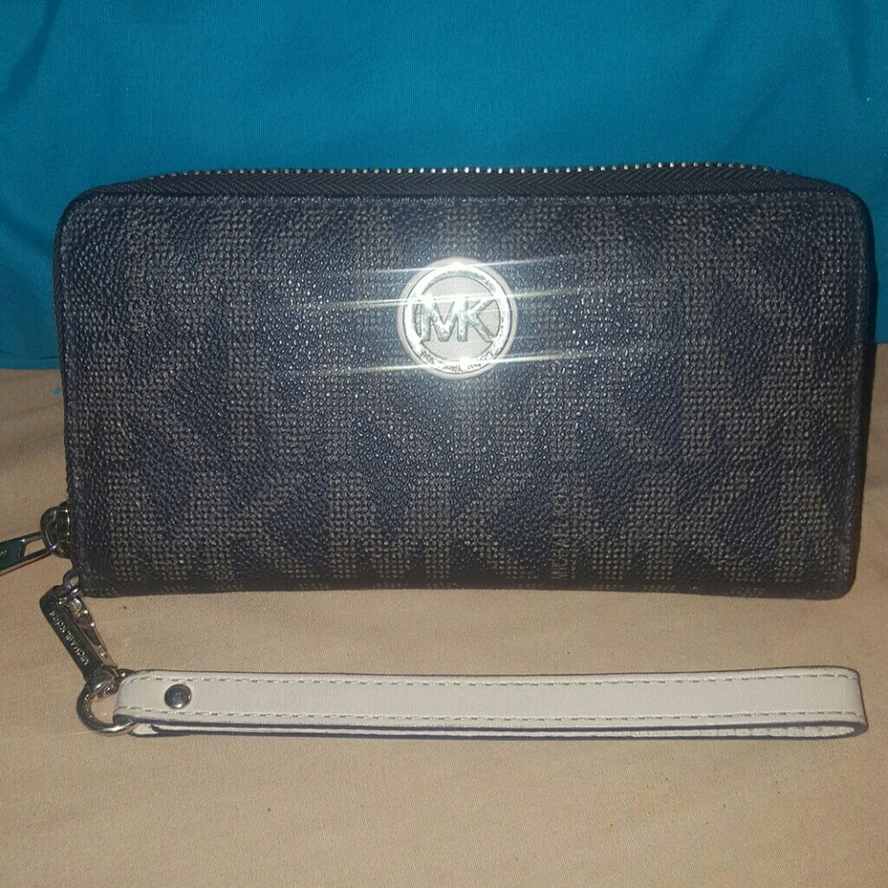 Michael kors wallet / wristlet