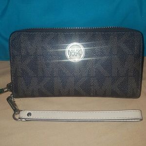 Michael kors wallet / wristlet