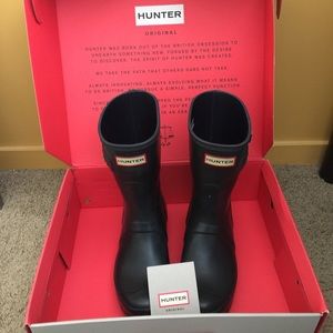 Beautiful Navy Short Hunter Boots with box! 💕🌟