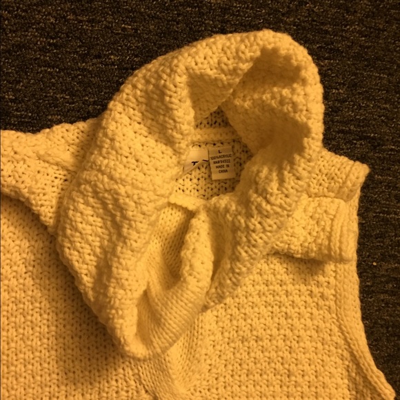 Cream colored sleeveless top - Picture 3 of 3