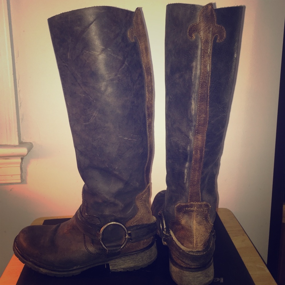 These boots are too small for me.
