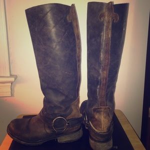 These boots are too small for me.