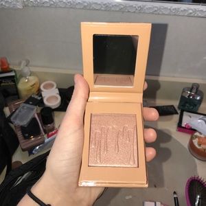 Kylie Jenner highlighter 😍