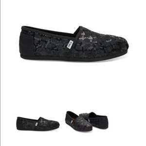 Black seasonal sequin TOMs - women's