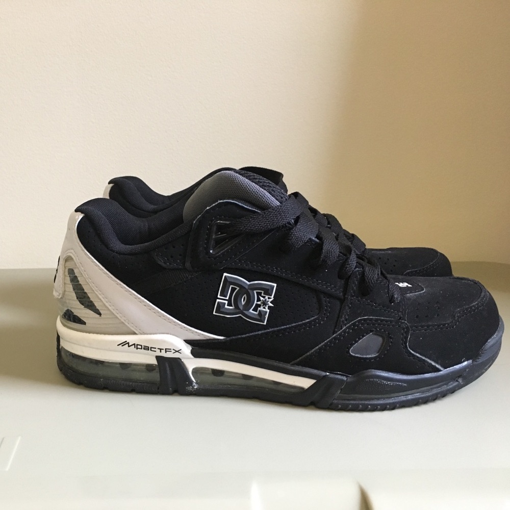 Men's D.C. Sneakers Size 9.5 - Picture 1 of 3