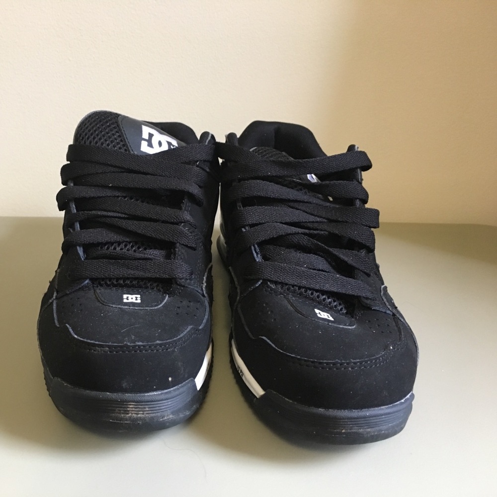 Men's D.C. Sneakers Size 9.5 - Picture 2 of 3