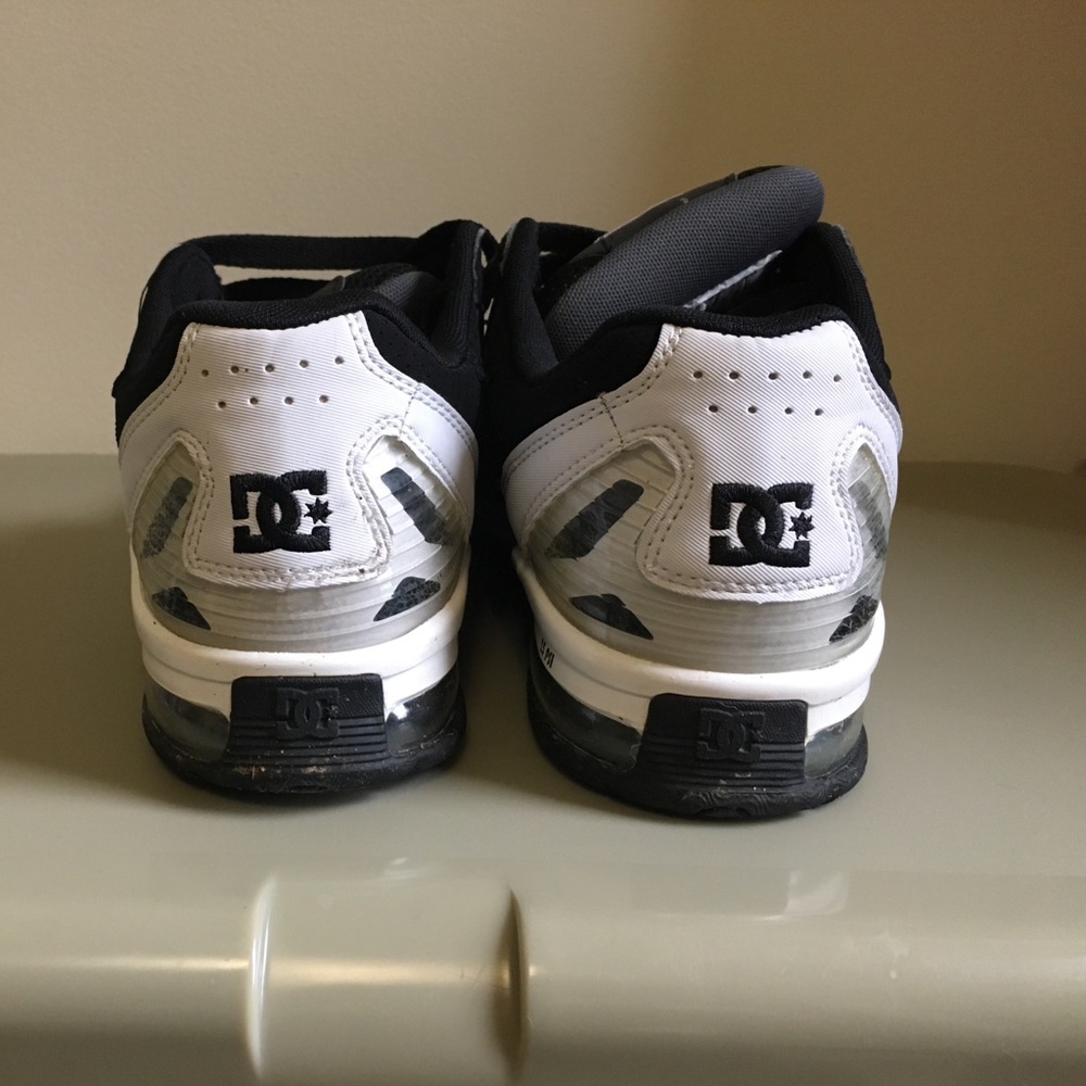 Men's D.C. Sneakers Size 9.5 - Picture 3 of 3