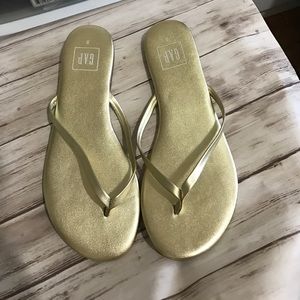 Gap flip flops.
