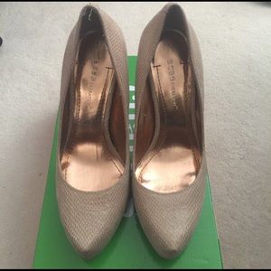 NWOT BCBGeneration nude pumps