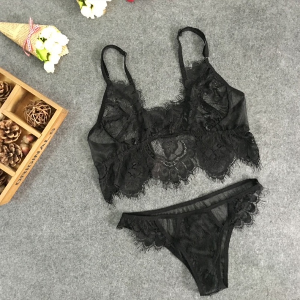 Black Lace Bra Set - Picture 4 of 5
