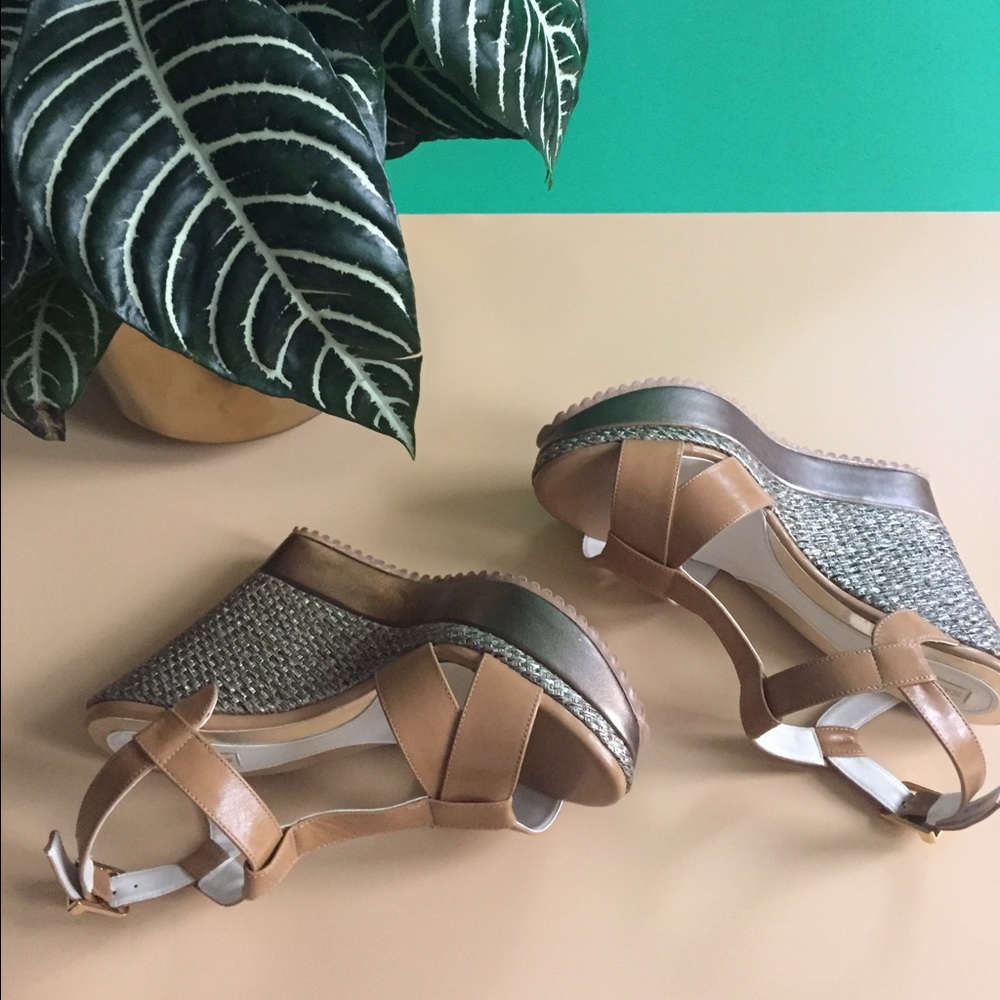 Brown plantforms. - Picture 2 of 3