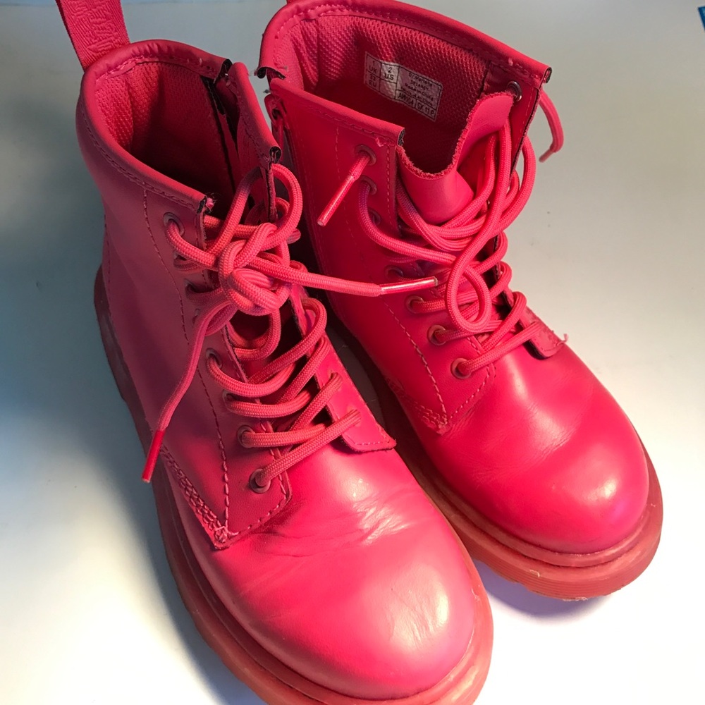 Dr. Marten  sz US 2 leather pink air wair boot