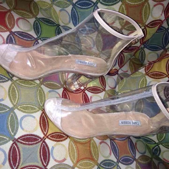 Cape Robbins - Picture 2 of 4