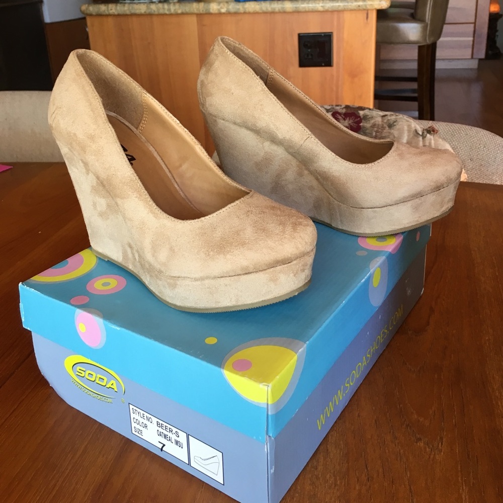 Soda Wedge Pumps Tan Faux Suede Sz 7
