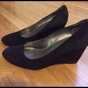 Bandolino black wedge heels