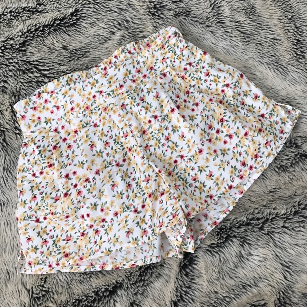 Floral lite weight shorts.