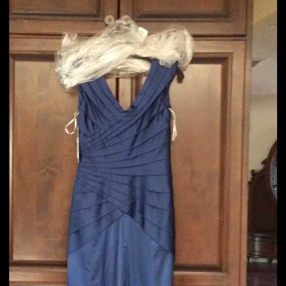 Beautiful brand new Navy blue Kate Unger gown. - Picture 3 of 4