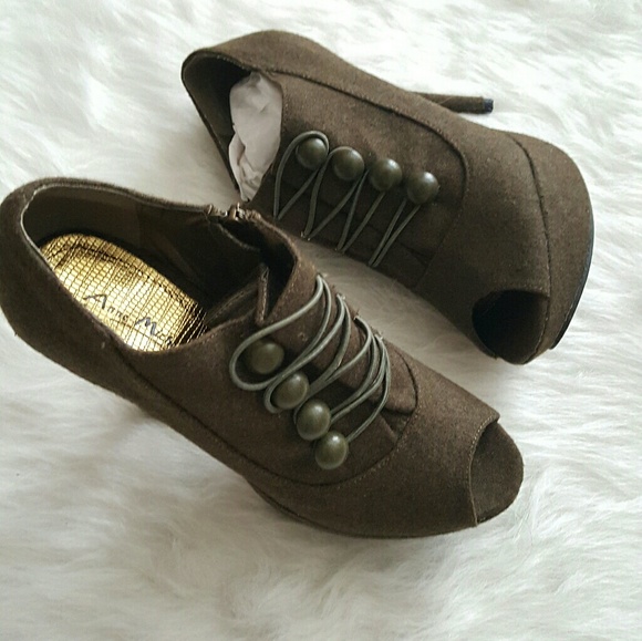 ❤Host Pick❤ NWT Miltary Peep Toe Designer bootie - Picture 2 of 5