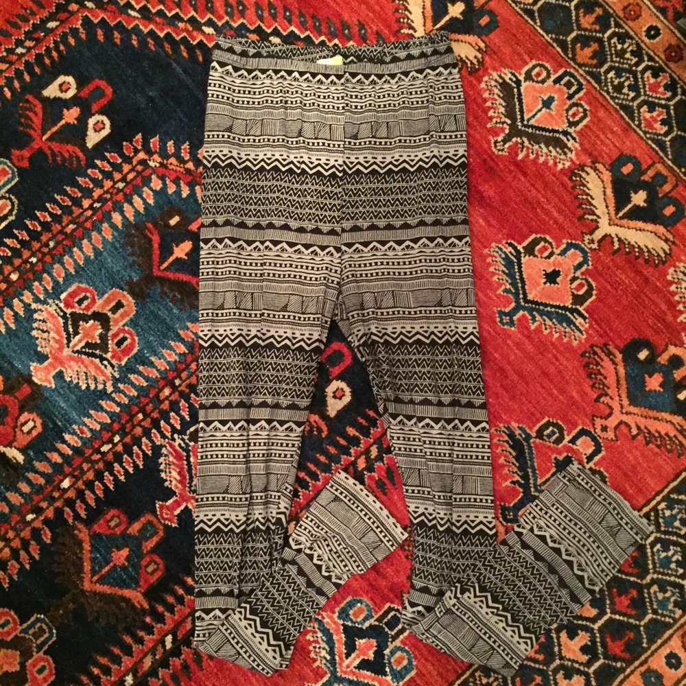 Black and white pattern urban outfitters leggings