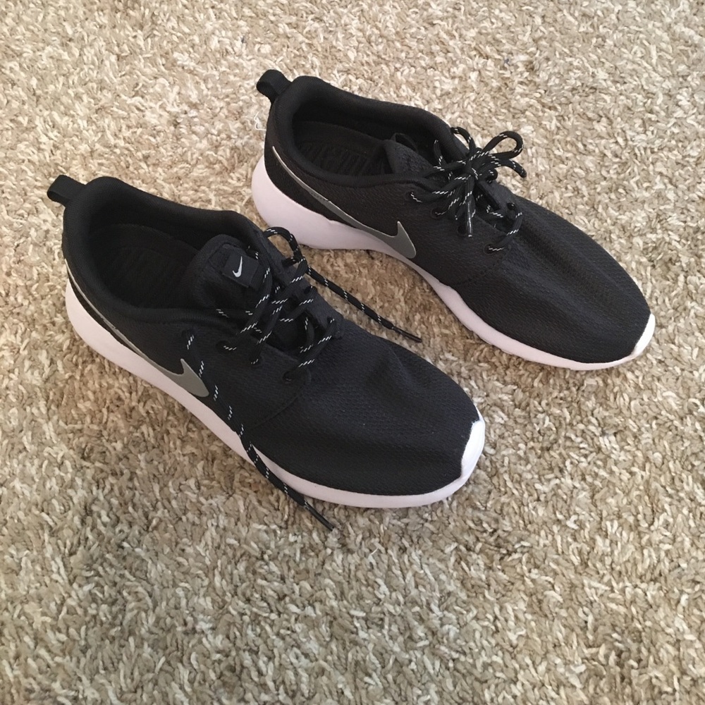 Nike Roshe - Black, size 8