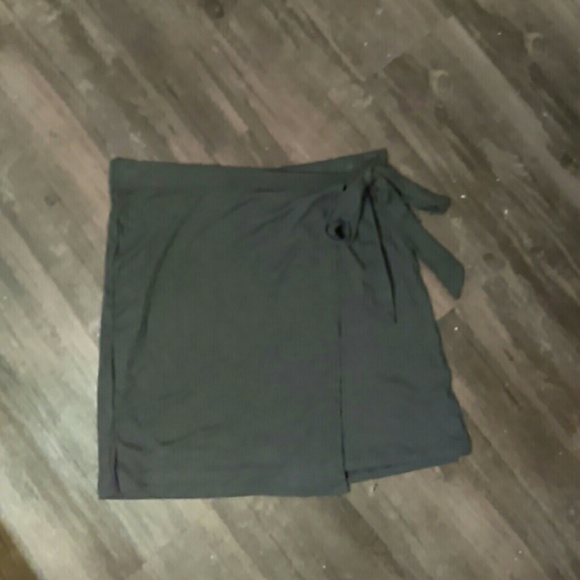 Green skirt - Picture 1 of 5