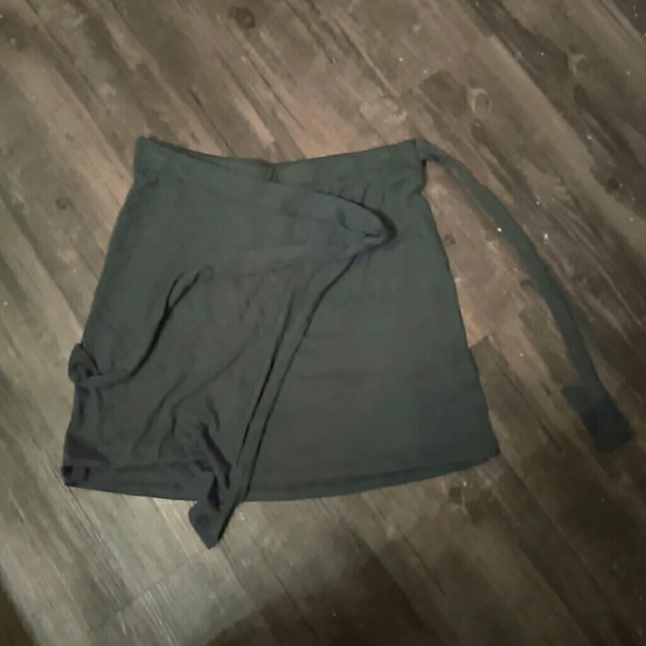 Green skirt - Picture 4 of 5