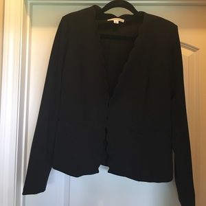 Black, scalloped Stitch-Fix blazer 💄