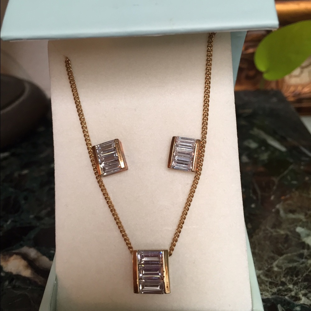 Necklace and earrings set.