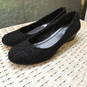 Black wedges