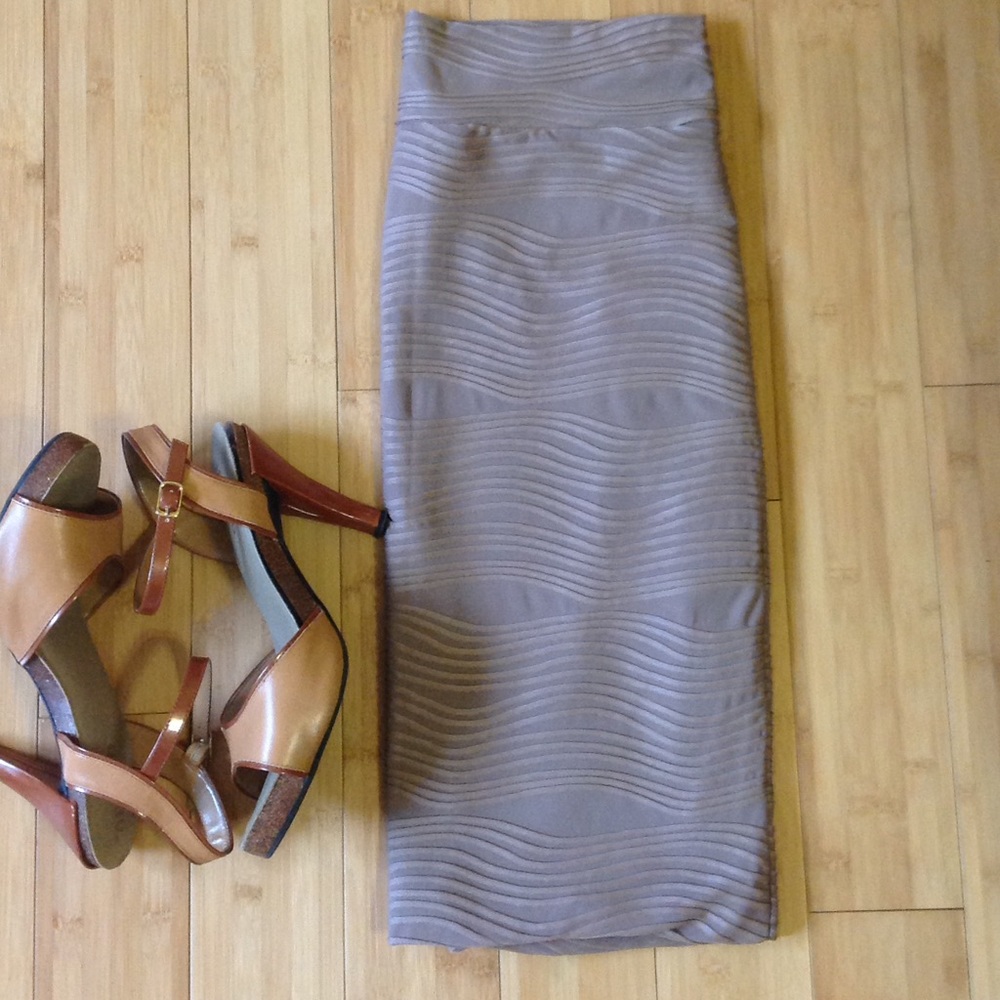 Ribbed body-con skirt. Tan