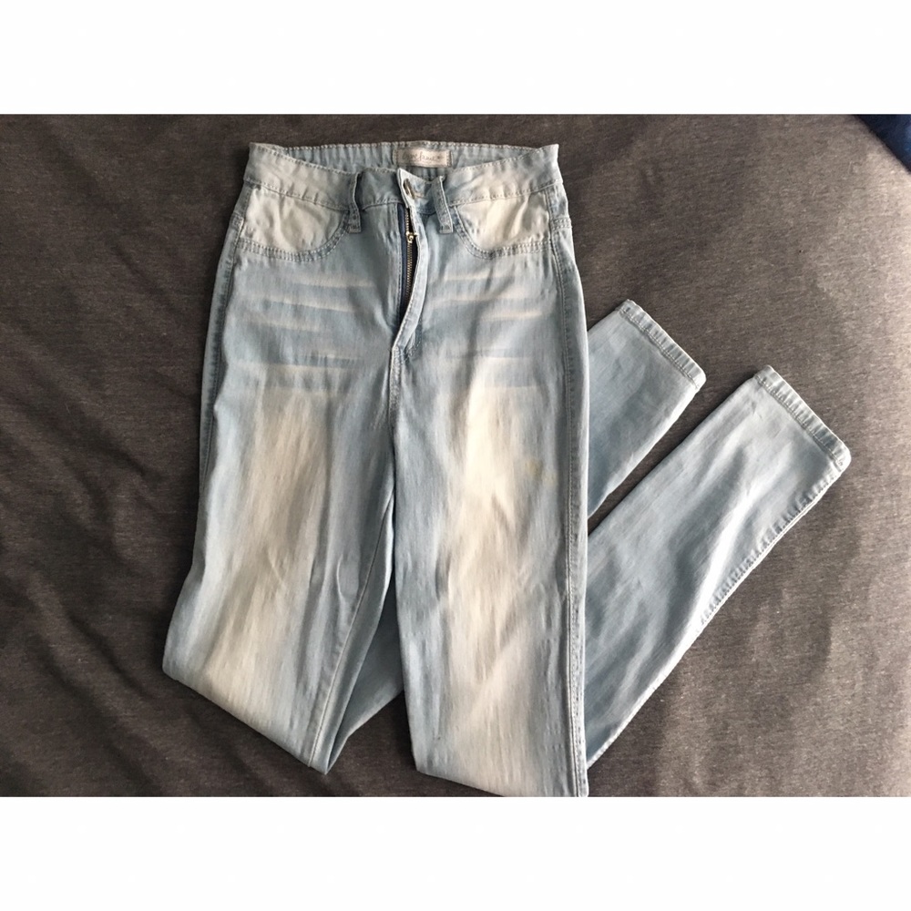 Light wash skinny jeans