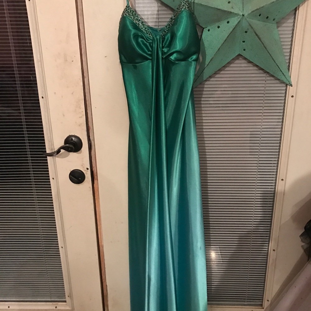 Emerald green to blue dress 👗