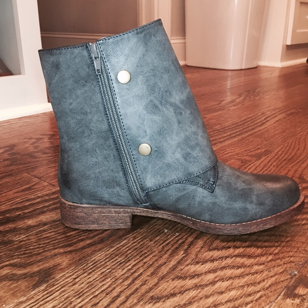 NWT: Never worn! Gray Ankle Boots