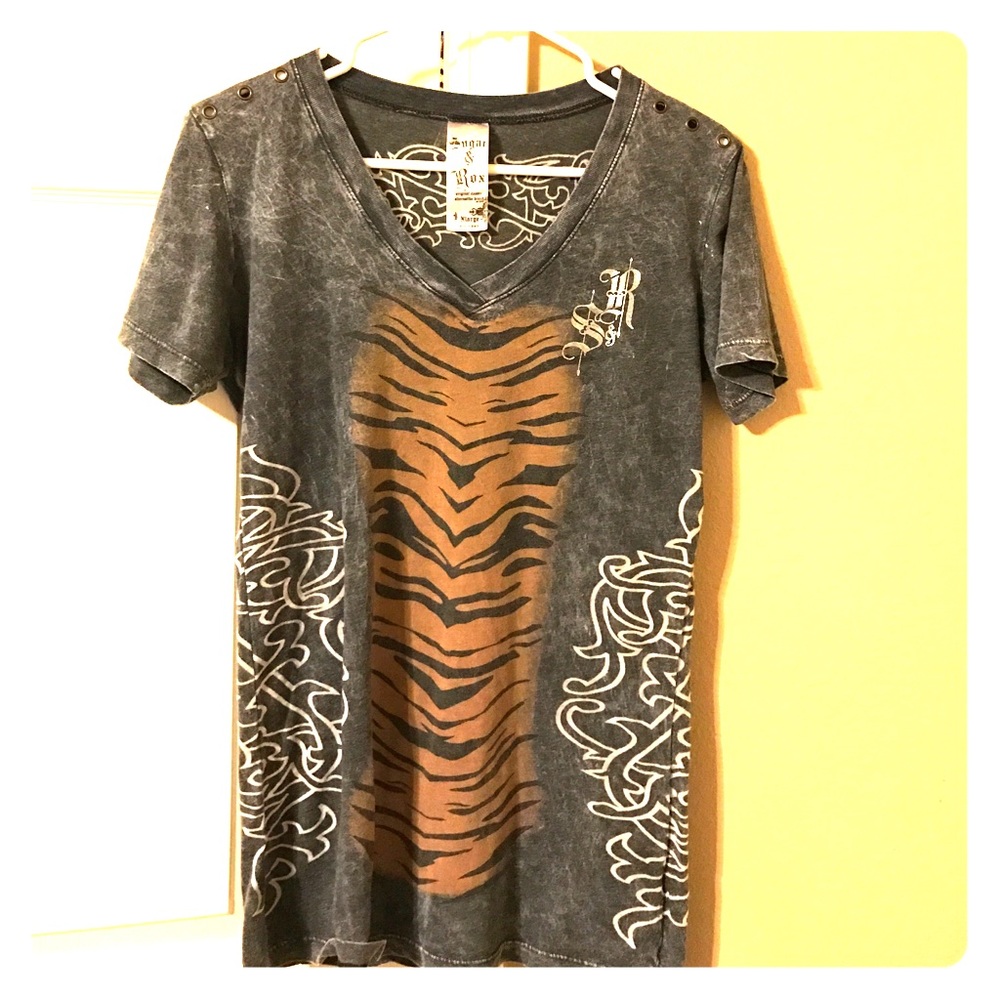 V-neck Sugar and Rox tee