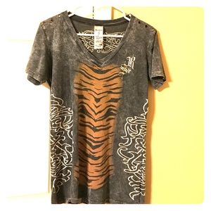 V-neck Sugar and Rox tee