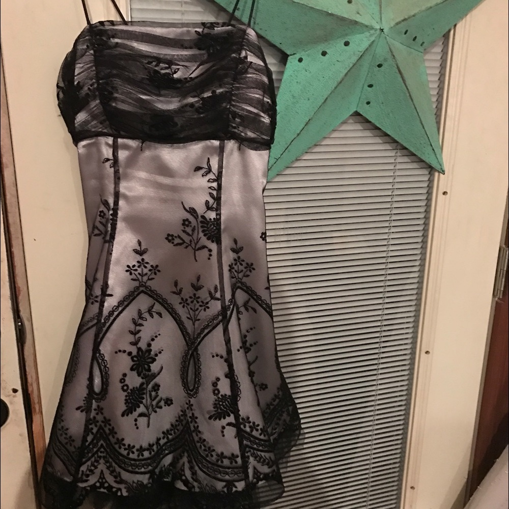 Pretty black and white lace short dress