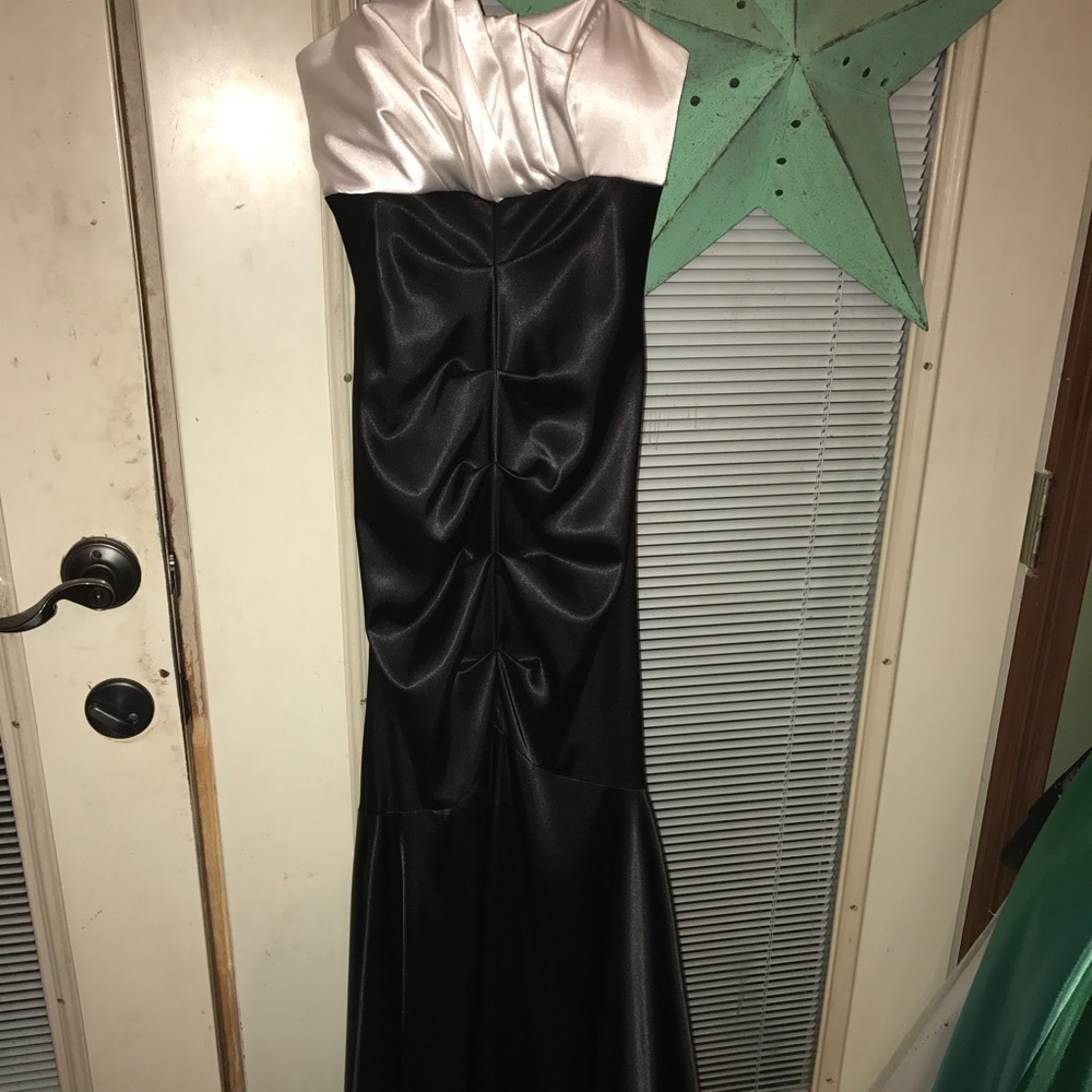 Elegant black without white top cinched dress