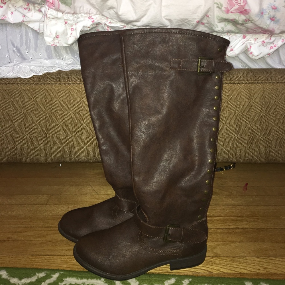 Brown Leather boots with red sipper detail