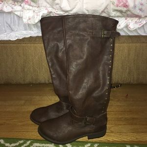 Brown Leather boots with red sipper detail