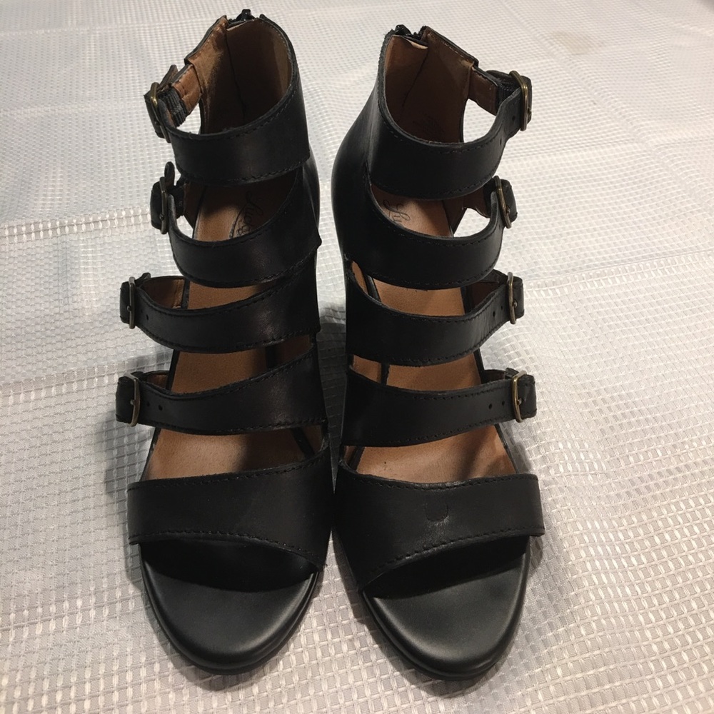 Lucky Brand Buckle up Leather wedges. Size 6