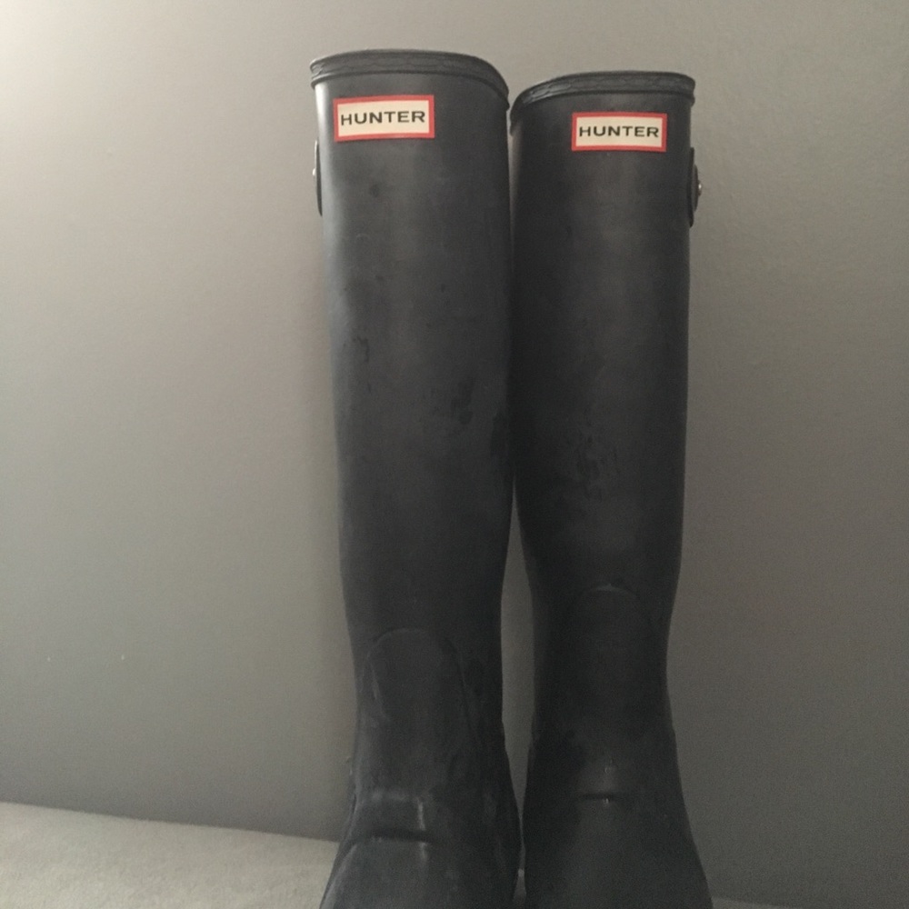 Matte black Hunter rainboots. MAKE AN OFFER!!😁